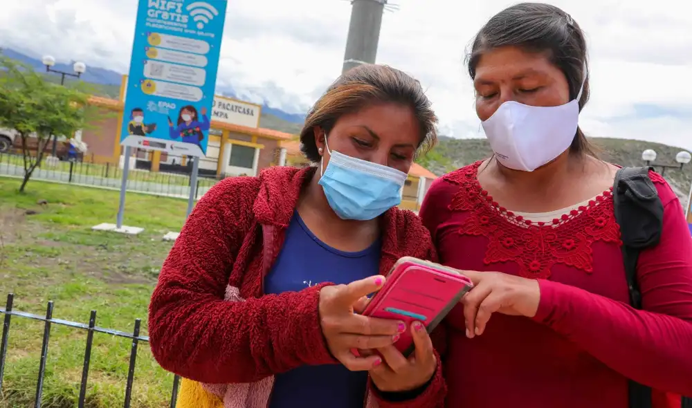 La tasa de posesión de teléfonos inteligentes en hogares creció en todos los ámbitos, destacándose en el área rural, donde pasó de 39,9% (2016) a 70,3% (2021). Foto: Osiptel