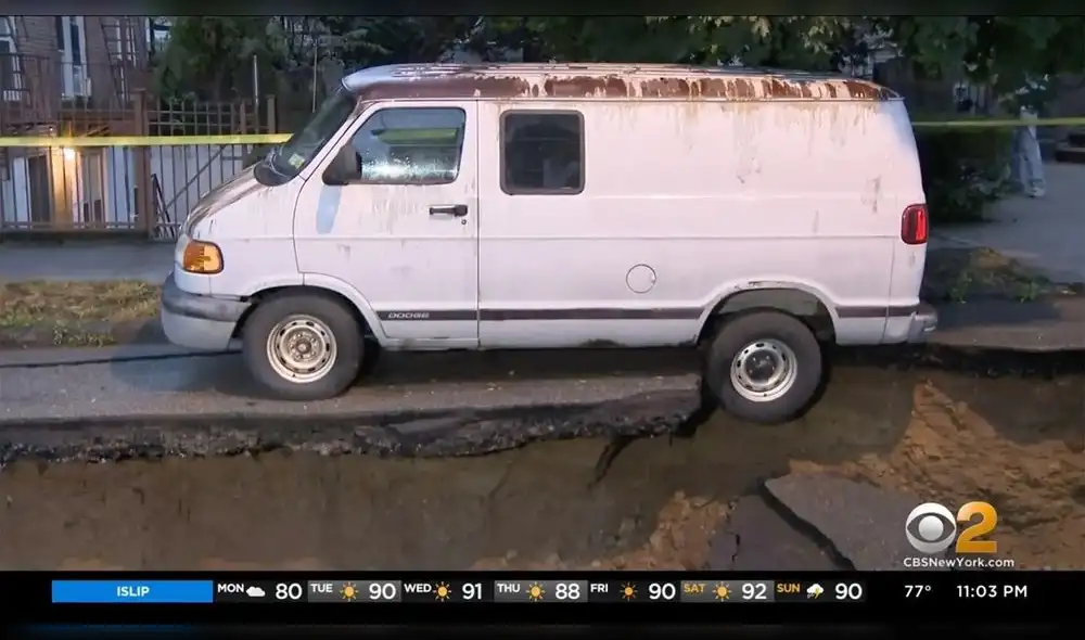 Los funcionarios respondieron al llamado para tapar el enorme sumidero. VIDEO: New York Post