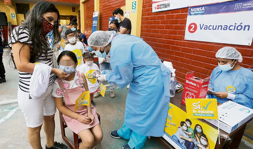 Dosis. Los contagios en niños y adolescentes subieron en más del 70% en la última semana. Es importante protegerlos. Foto: Félix Contreras/ La República