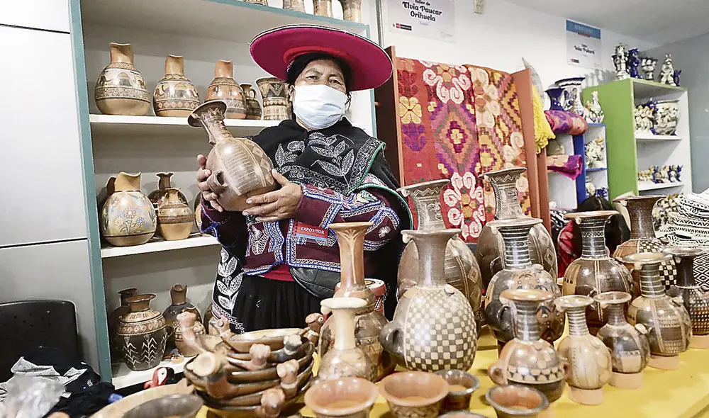 Cerámicas. Una artesana muestra uno de sus bellos trabajos realizado con la arcilla. Foto: difusión Cerámicas. Una artesana muestra uno de sus bellos trabajos realizado con la arcilla. Foto: difusión
