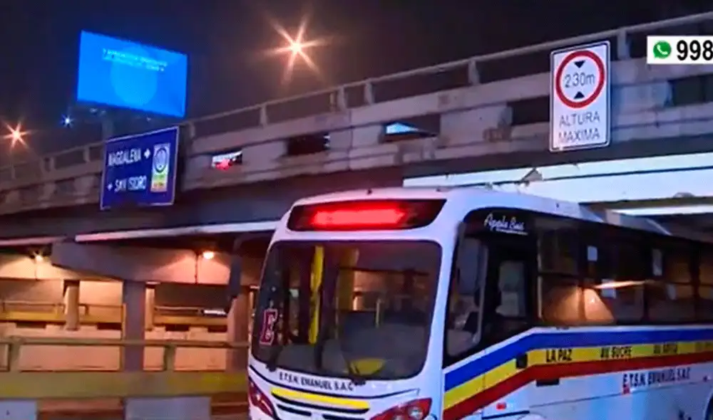 Este incidente no es el primero que se produce en dicho puente. El caso quedó a cargo de la comisaría de Jesús María. Foto captura de América TV Este incidente no es el primero que se produce en dicho puente. El caso quedó a cargo de la comisaría de Jesús María. Foto captura de América TV
