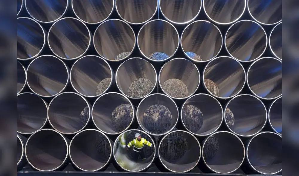 Un empleado inspecciona tuberías apiladas para el gasoducto de gas natural Nord Stream, en la bahía de Mukran, al noreste de Alemania. Ducto paralizado por mantenimiento trae gas desde Rusia. Foto: EFE
