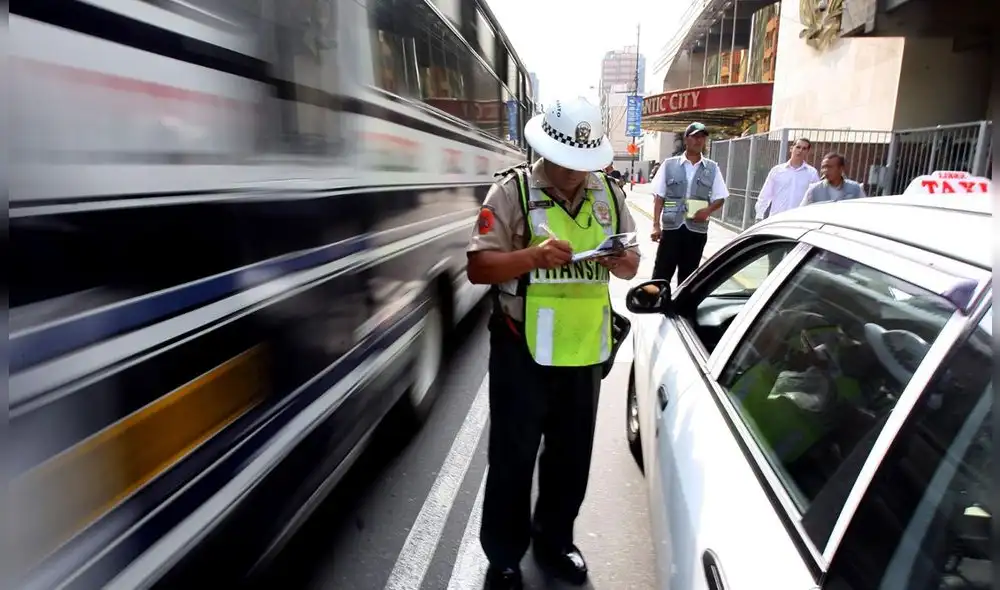 De acuerdo con el MTC, los conductores no podrán exceder los 30 km/h en calles y jirones, y los 50 km/h en avenidas. Foto: La República.