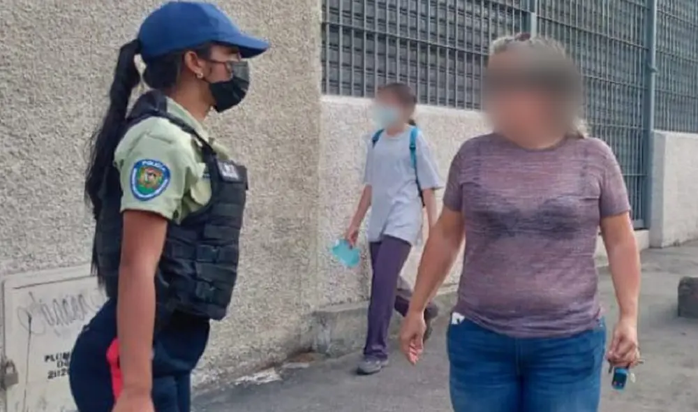Los padres del menor llamaron a las autoridades para que capturen a la agresora poco después de perpetrada la cachetada. Foto: @RCamachoVzla/Twitter