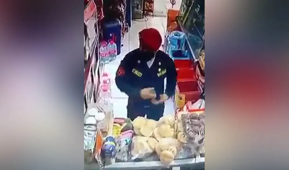 Policía saca disimuladamente la palta y luego actúa como si nada hubiera pasada. Foto: Captura Moquegua observadora