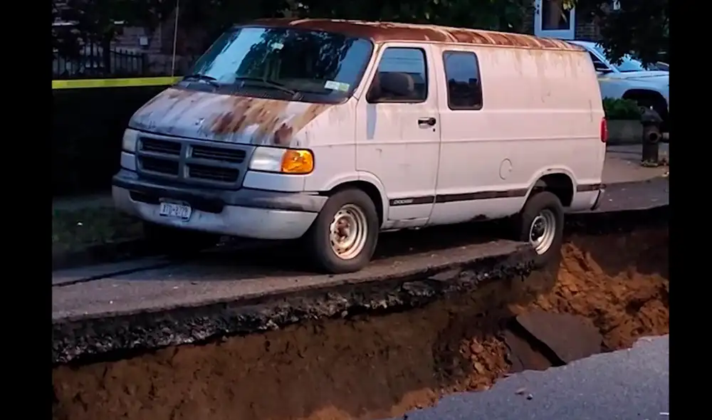 Trabajadores permanecieron en el lugar durante la noche. Son 75 hogares los que quedaron sin el servicio de agua potable. Foto: captura de New York Post Trabajadores permanecieron en el lugar durante la noche. Son 75 hogares los que quedaron sin el servicio de agua potable. Foto: captura de New York Post