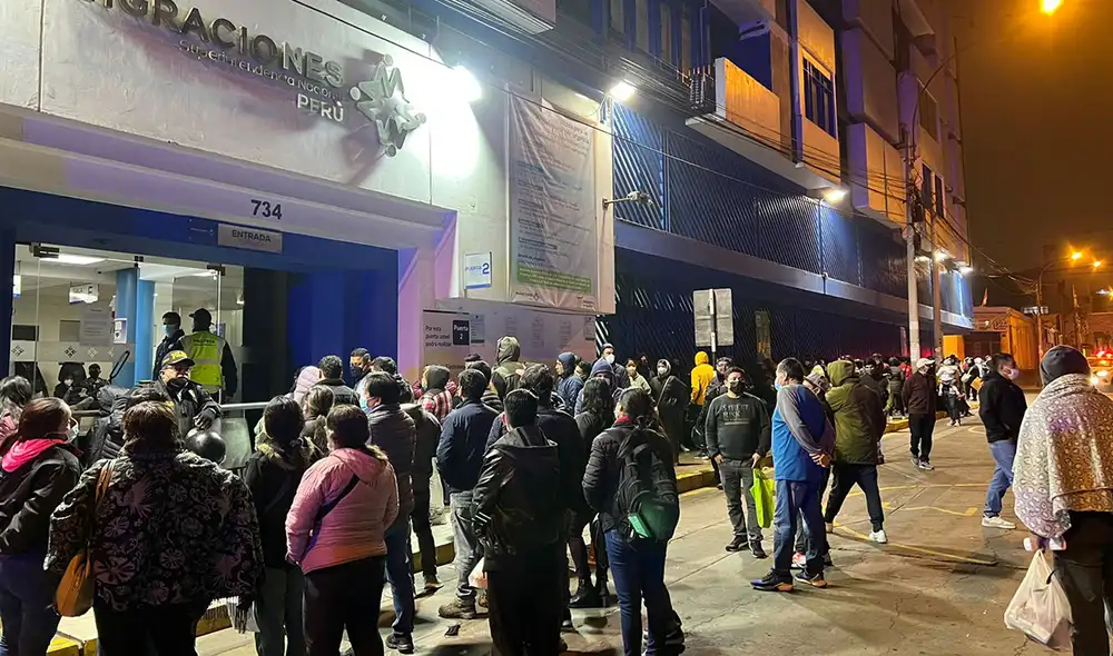 Todavía por la noche la cantidad de personas que esperaban ser atendidas era alta. Foto: Raúl Egúsquiza / URPI - LR