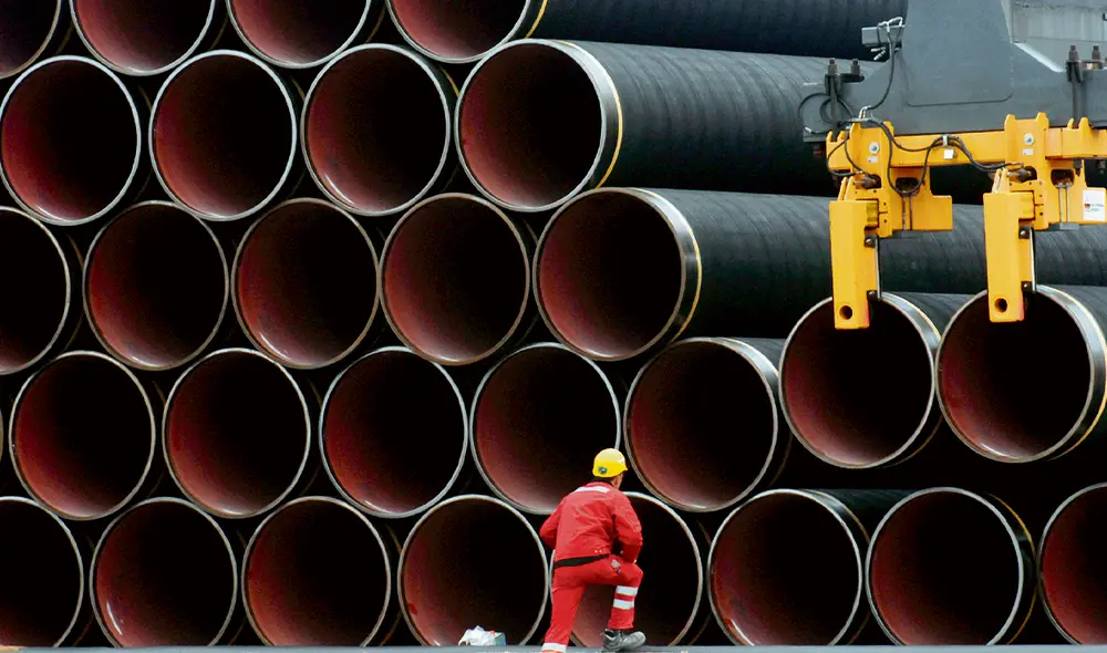 Sin gas. Un operario supervisa los tubos del gasoducto que pasa por las profundidades del mar Báltico para llevar gas ruso a varias ciudades alemanas. Foto: EFE