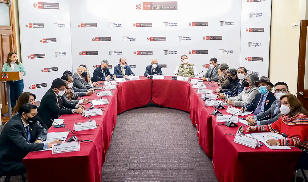 Alegatos. El premier y tres ministros respondieron a los periodistas sobre la salida del titular del Interior y sus acusaciones de proteger la corrupción. Foto: PCM Alegatos. El premier y tres ministros respondieron a los periodistas sobre la salida del titular del Interior y sus acusaciones de proteger la corrupción. Foto: PCM