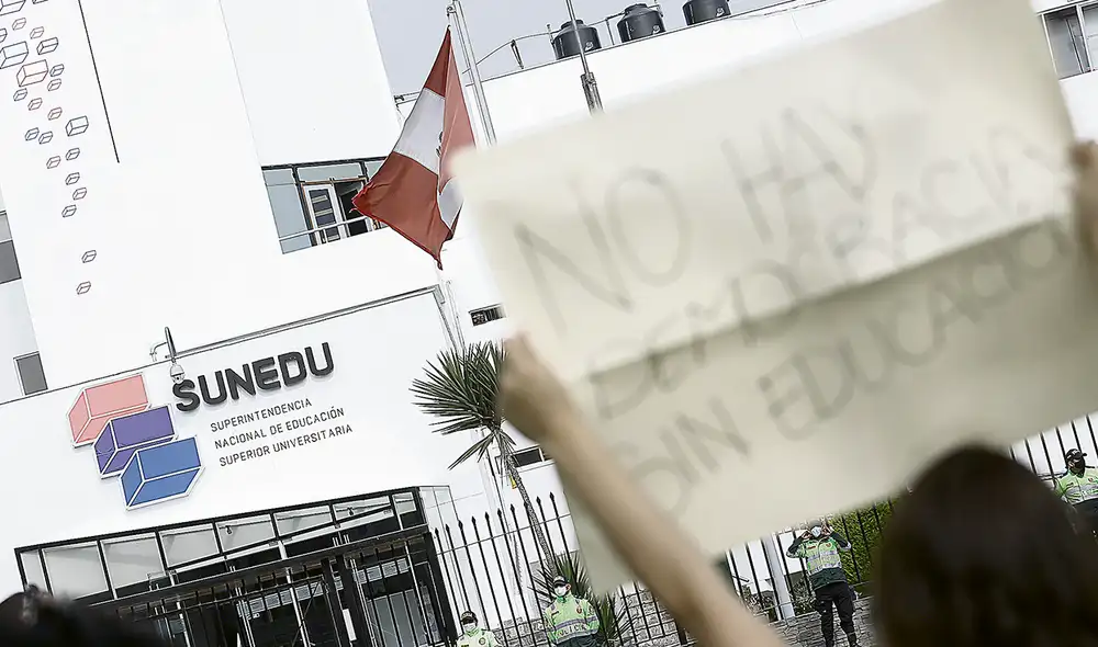 No más retrocesos. Ciudadanos, rectores y estudiantes piden a la presidenta del Parlamento, María del Carmen Alva, respetar el fallo del Poder Judicial. Foto: John Reyes/La República