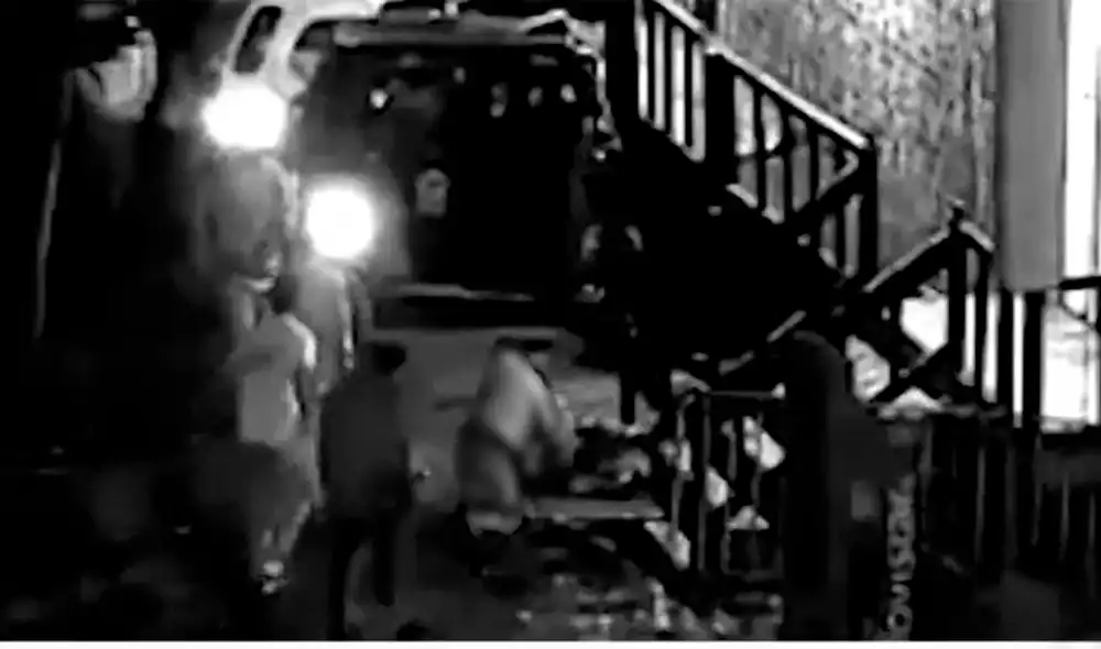 Jóvenes protagonizan pelea en discoteca. Foto captura América Noticias