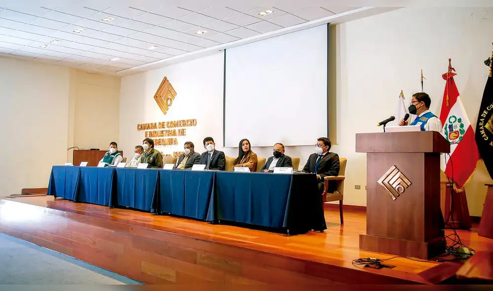 Acuerdo. Funcionarios firmaron convenio de trabajo. Foto: La República