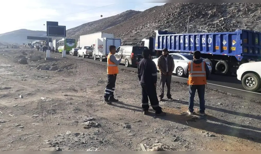 Son aproximadamente 200 agentes que se encuentran en este punto de la Panamericana Sur. Foto: La República Son aproximadamente 200 agentes que se encuentran en este punto de la Panamericana Sur. Foto: La República