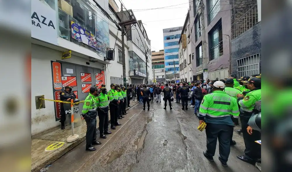 Aproximadamente 40 personas fueron rescatadas por los bomberos. Foto: Omar Coca/URPI-LR