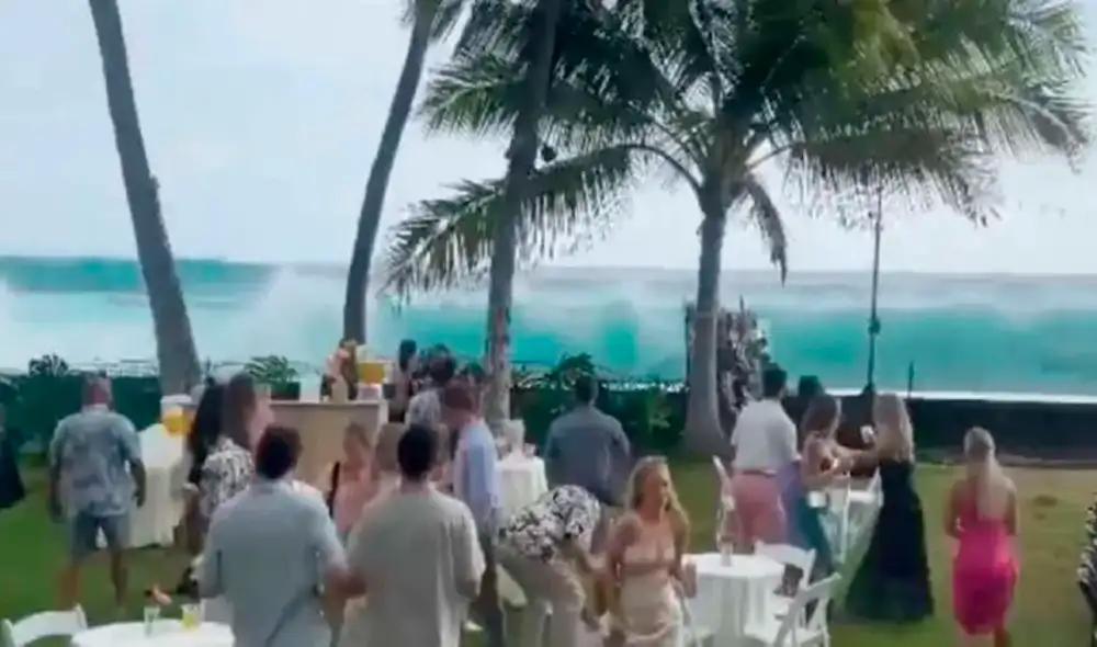 Muchos invitados terminaron empapados ante las enormes olas que atravesaron el muro de contención del local. Foto: composición LR/captura de Twitter/@KanielaIng Muchos invitados terminaron empapados ante las enormes olas que atravesaron el muro de contención del local. Foto: composición LR/captura de Twitter/@KanielaIng