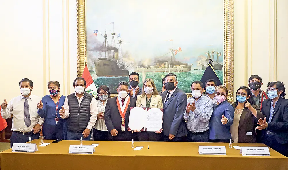 Ellos son. La Comisión de Educación impulsó la contrarreforma que ayer fue promulgada por Lady Camones y Enrique Wong, en ausencia de Maricarmen Alva. Foto: difusión