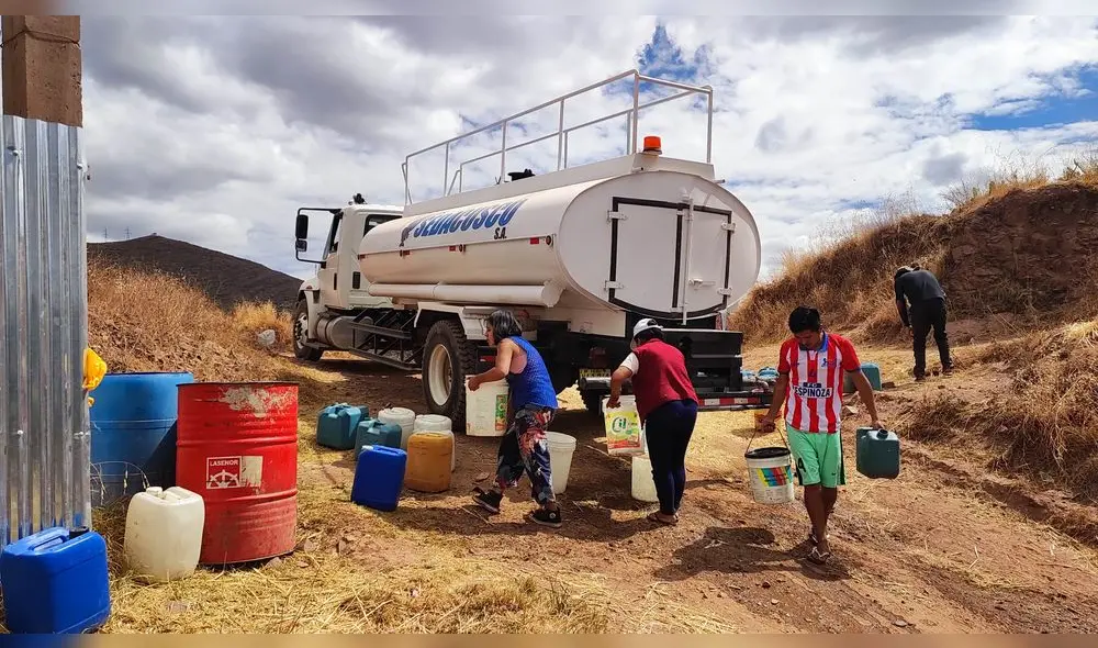 Su rutina. Los pobladores deben esperar todos los miércoles las cisternas de SedaCusco para coger el agua necesaria para la semana. Foto: La República