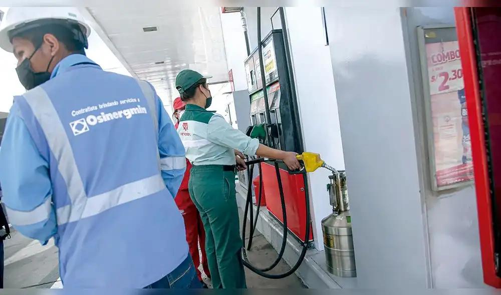 Control. Ayer se inspeccionó un grifo del Cercado. Foto: La República