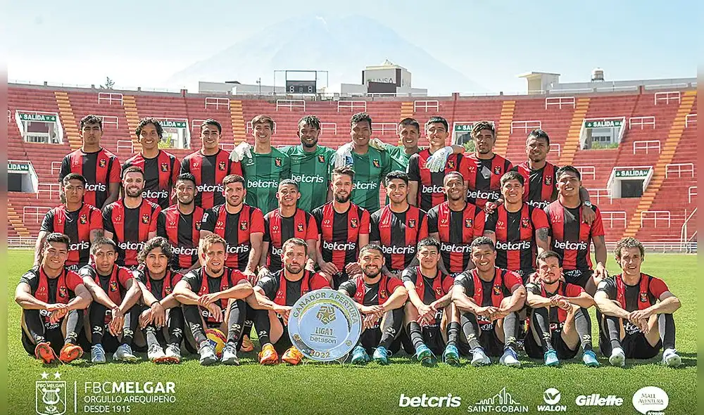 Con el trofeo de campeones. Foto: La República Con el trofeo de campeones. Foto: La República