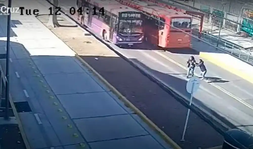Respecto al chofer que manejaba la unidad de transporte público fue detenido y puesto a disposición de las autoridades. Foto: captura-YouTube Redacción Mendoza Post Respecto al chofer que manejaba la unidad de transporte público fue detenido y puesto a disposición de las autoridades. Foto: captura-YouTube Redacción Mendoza Post