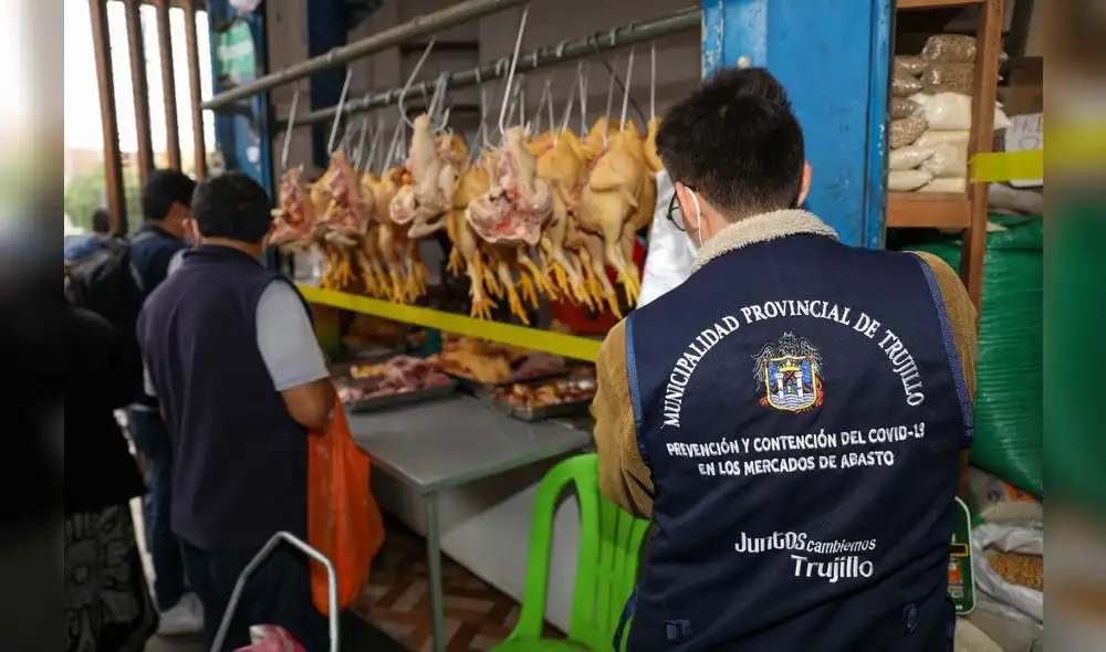 Inspectores colocan la cinta de distanciamiento en los puestos. Foto: MPT Inspectores colocan la cinta de distanciamiento en los puestos. Foto: MPT