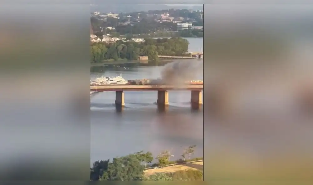 El hecho se registró mientras el tren cruzaba el puente ‘Mystic River’ en horas de la mañana. Foto: Captura de video Twitter/Boston Tweet El hecho se registró mientras el tren cruzaba el puente ‘Mystic River’ en horas de la mañana. Foto: Captura de video Twitter/Boston Tweet