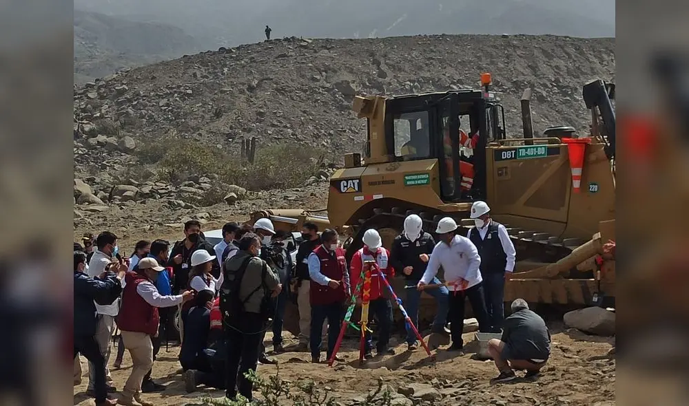 Castillo dio la primera palanada y pidió al pueblo vigilar obras. Foto: Y. Goicochea/La República Castillo dio la primera palanada y pidió al pueblo vigilar obras. Foto: Y. Goicochea/La República