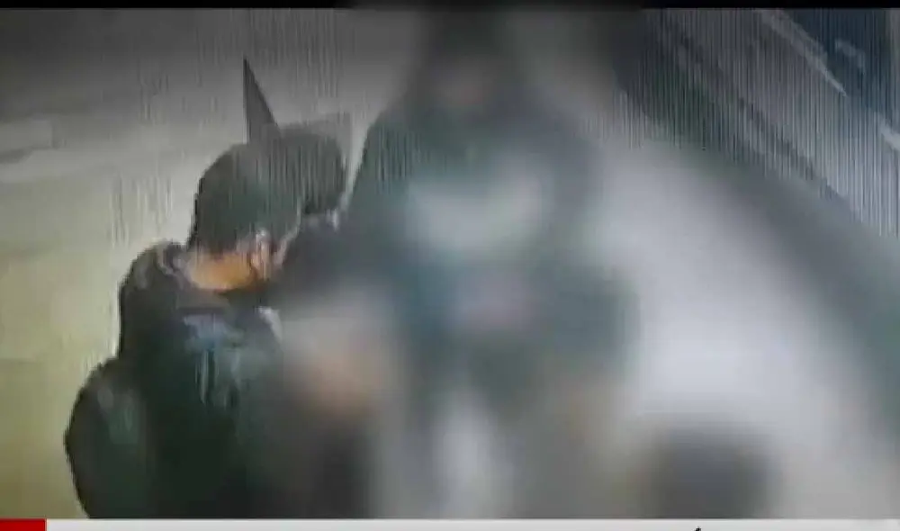 El delincuente les dijo a los menores que había visto sus juegos y que quería invitarlos a disputar un campeonato de fulbito. Foto captura América Noticias El delincuente les dijo a los menores que había visto sus juegos y que quería invitarlos a disputar un campeonato de fulbito. Foto captura América Noticias