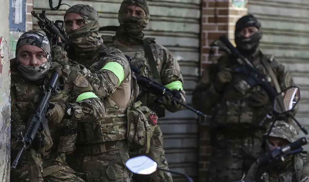 Policías militares realizan un operativo en la favela Alemão, al norte de Río de Janeiro (Brasil). Foto y video: EFE
