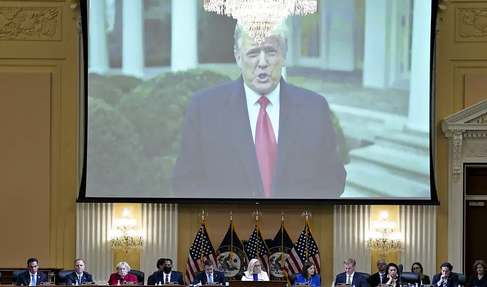 Un video del expresidente de los Estados Unidos Donald Trump se muestra en una pantalla durante una audiencia del Comité Selecto de la Cámara para investigar el ataque del 6 de enero al Capitolio de EE. UU. Foto: AFP