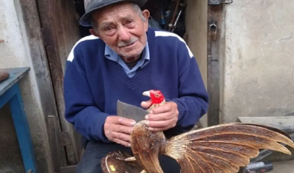 Féliz Chávez, artista cajamarquino de 88 años, diseña figuras de animales en madera. Foto: Andina