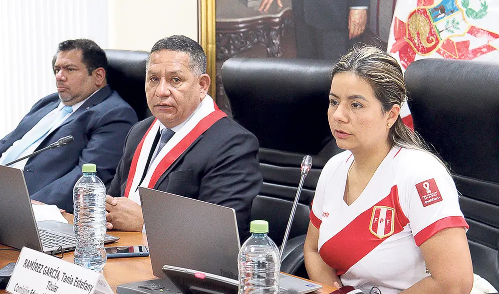 Insisten. Los congresistas Esdras Medina (centro) y Tania Ramírez se mostraron rebeldes al fallo del PJ y critican actuación de jueza independiente. Foto: difusión Insisten. Los congresistas Esdras Medina (centro) y Tania Ramírez se mostraron rebeldes al fallo del PJ y critican actuación de jueza independiente. Foto: difusión