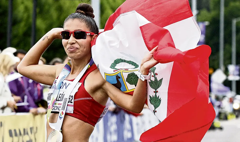Orgullo. Kimberly García posa para las cámaras con la bandera bicolor en sus manos, tras pasar la meta. La peruana brilla con luz propia en EE. UU. Foto: EFE Orgullo. Kimberly García posa para las cámaras con la bandera bicolor en sus manos, tras pasar la meta. La peruana brilla con luz propia en EE. UU. Foto: EFE