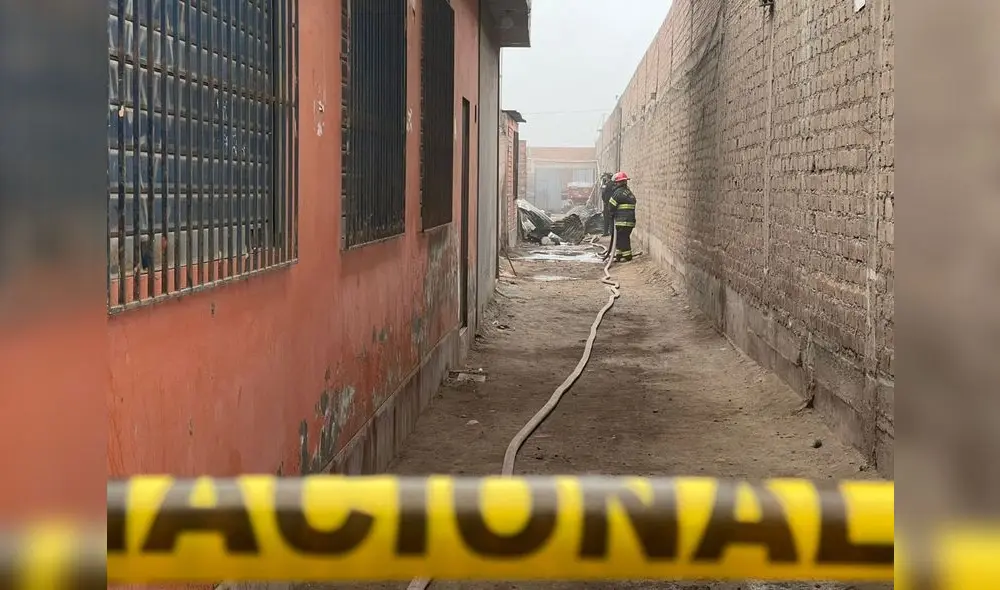 Infierno. El fuego se inició a las 6.30 pm. Las víctimas vivían en el inmueble siniestrado. Foto: Raúl Egúsquiza / URPI - LR