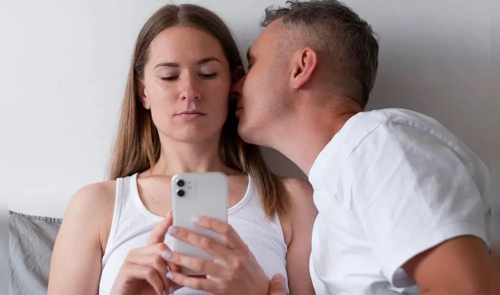 Mujeres y hombres pueden presentar problemas sexuales debido a la adicción a las redes sociales. Foto: Freepik