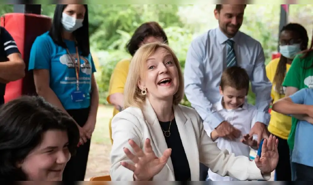 La ministra de Asuntos Exteriores de Reino Unido, Liz Truss, se reúne con niños y empleados de la organización benéfica. Foto: SkyNews La ministra de Asuntos Exteriores de Reino Unido, Liz Truss, se reúne con niños y empleados de la organización benéfica. Foto: SkyNews