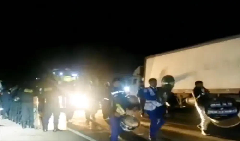 Los integrantes de la banda no encontraron mejor manera para lograr obtener el pase que descender de la unidad que los transportaba y deleitar a los huelguistas con su música. Foto: Captura de Pantalla del Facebook de Juliaca al Día Los integrantes de la banda no encontraron mejor manera para lograr obtener el pase que descender de la unidad que los transportaba y deleitar a los huelguistas con su música. Foto: Captura de Pantalla del Facebook de Juliaca al Día