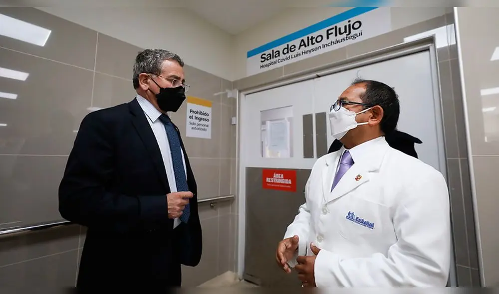 Gino Dávila supervisó atención a asegurados en el Hospital Luis Heysen. Foto: EsSalud.
