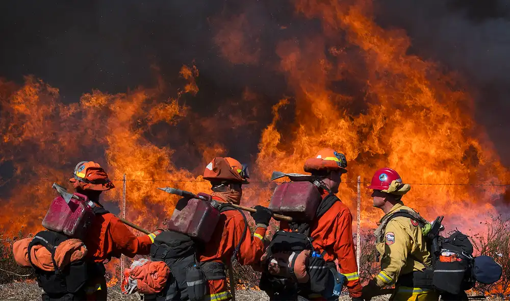 Un incendio forestal se propaga de manera alarmante en California. Foto: AFP Un incendio forestal se propaga de manera alarmante en California. Foto: AFP