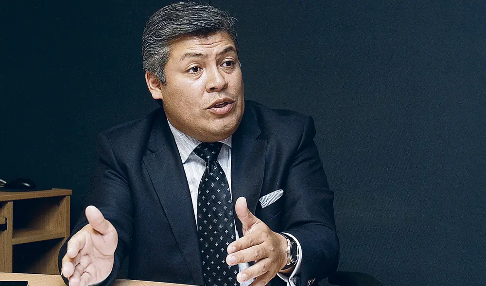 Reflexiones. López explora posibilidades en la Constitución y las leyes para superar trance. Foto: La República Reflexiones. López explora posibilidades en la Constitución y las leyes para superar trance. Foto: La República