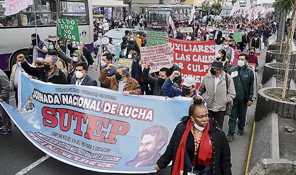 Protesta. En el Sutep indican que las acciones legales irán de la mano con la movilización de los maestros, como la masiva marcha de hace unos días. Protesta. En el Sutep indican que las acciones legales irán de la mano con la movilización de los maestros, como la masiva marcha de hace unos días.