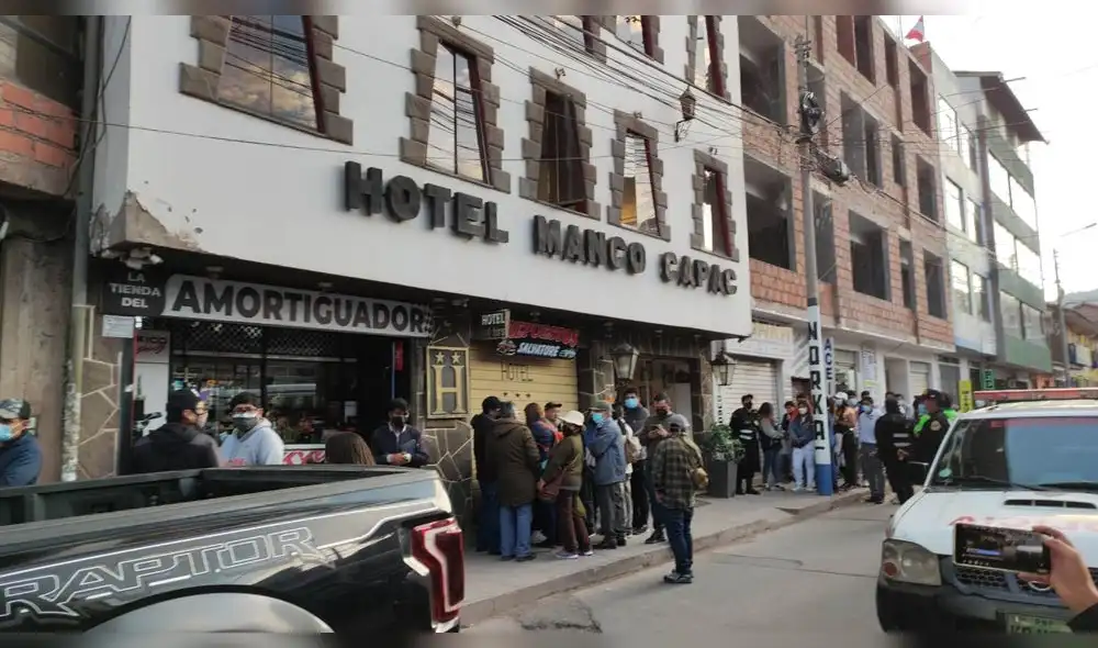 Cusco. Policía llegó hasta el establecimiento donde yacían los cuerpos. Foto: PNP