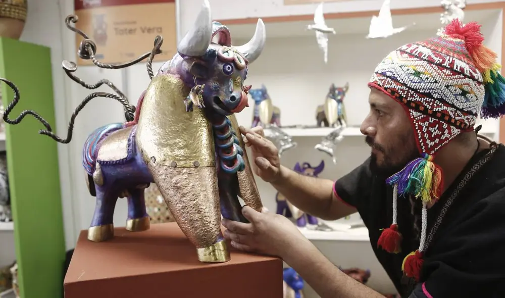 Artista cusqueño Pacha-cútec Huamán con uno de sus toritos estilo Pucará. Foto: Marco Cotrina/LR