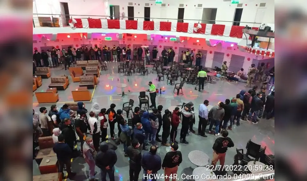 Arequipa. Decenas de parroquianos permanecían en las instalaciones de Lady Scort. Foto: Iletrados Noticias/Facebook Arequipa. Decenas de parroquianos permanecían en las instalaciones de Lady Scort. Foto: Iletrados Noticias/Facebook