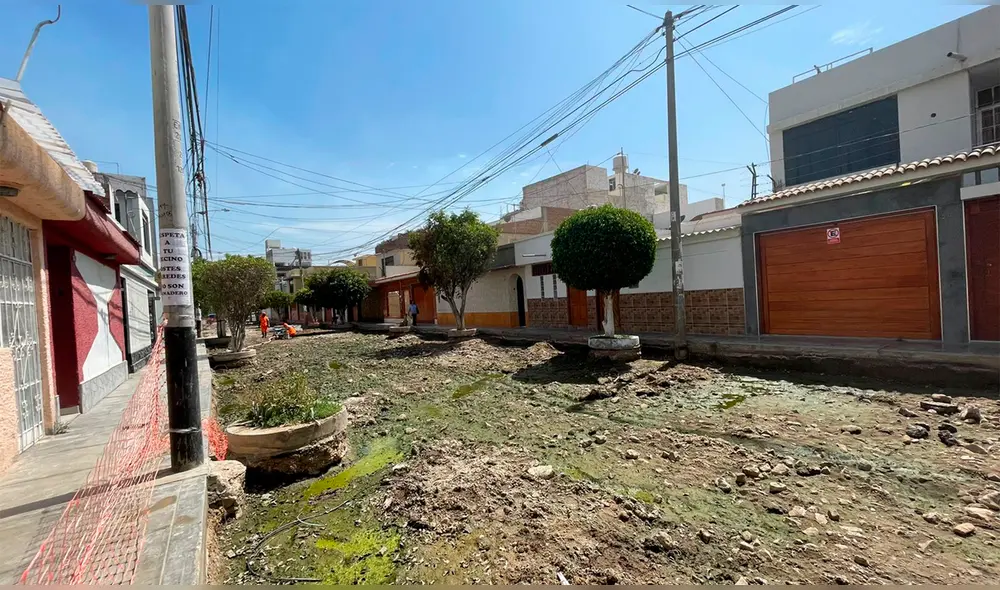 Aniego de aguas servidas aparecieron en calles durante ejecución de trabajos en urbanización Santa Victoria. Foto: La República