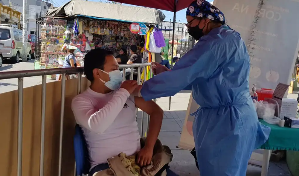 Personas acudieron este domingo a punto de vacunación en la plaza del mercado San Camilo. Foto: URPI/Wilder Pari