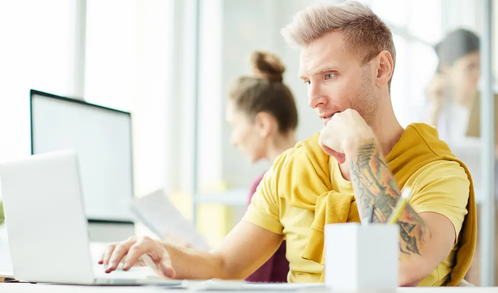 La generación millenial estaría cambiando la percepción de los tatuajes en el trabajo. Foto: Canva