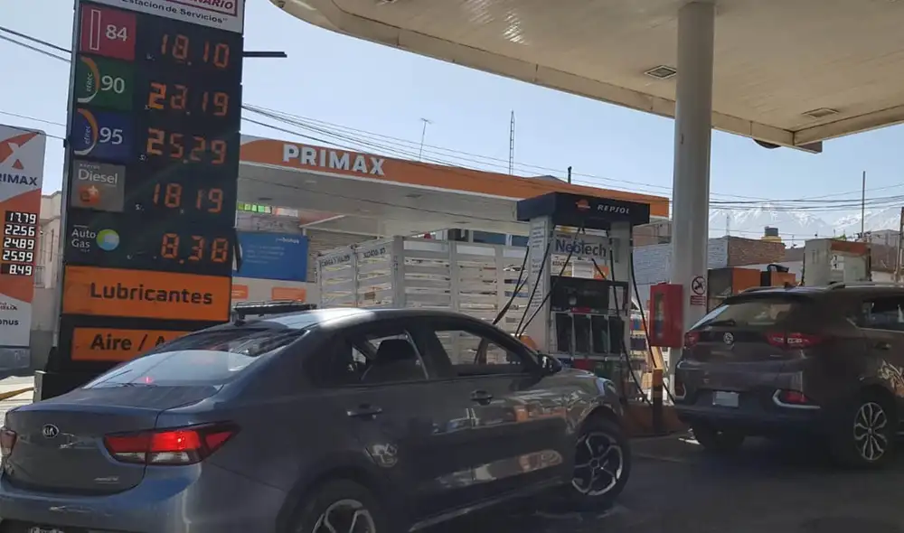 Diferentes choferes consultados señalaron no sentir la disminución del precio. Foto: URPI/Wilder Pari