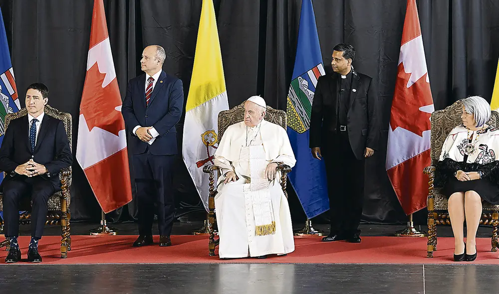 Recepción. El papa Francisco, el primer ministro canadiense, Justin Trudeau (a la izquierda), y la gobernadora general de Canadá, Mary Simon. Foto: AFP Recepción. El papa Francisco, el primer ministro canadiense, Justin Trudeau (a la izquierda), y la gobernadora general de Canadá, Mary Simon. Foto: AFP