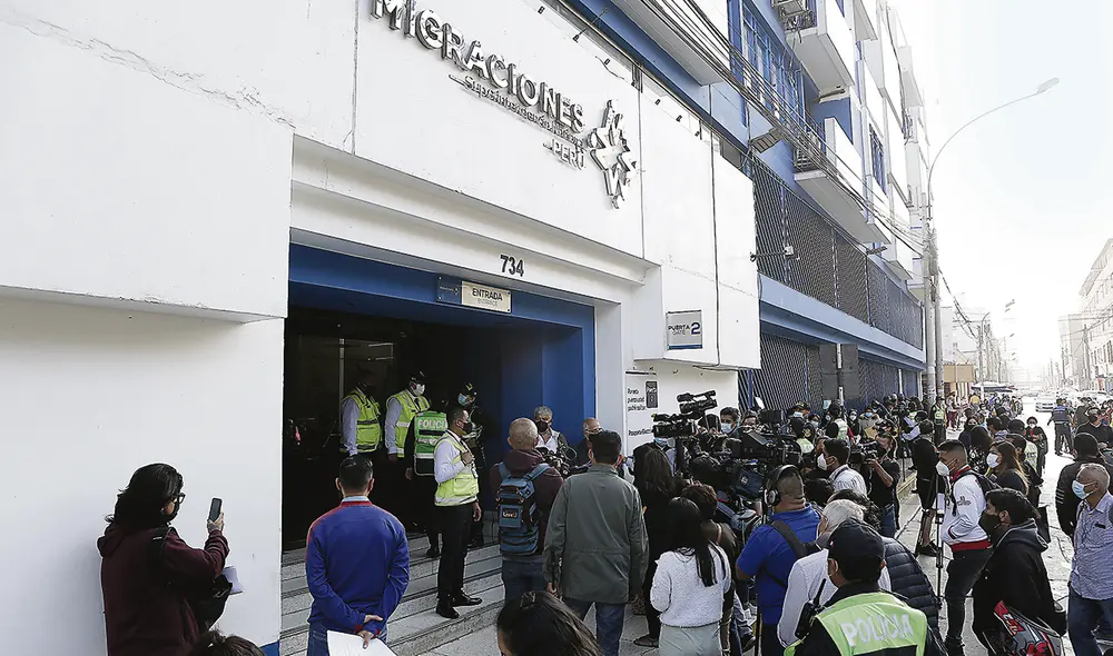 Pesadilla. Ciudadanos buscan conseguir pasaportes. Agencias de viajes demandan acciones.